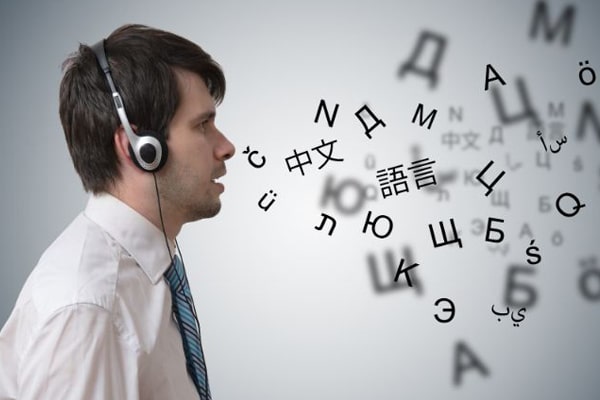 گوش دادن و تکرار کردن بهترین راه برای یادگیر زبان خارجی